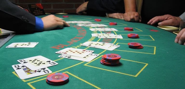 Mesa de blackjack com cartas e apostas